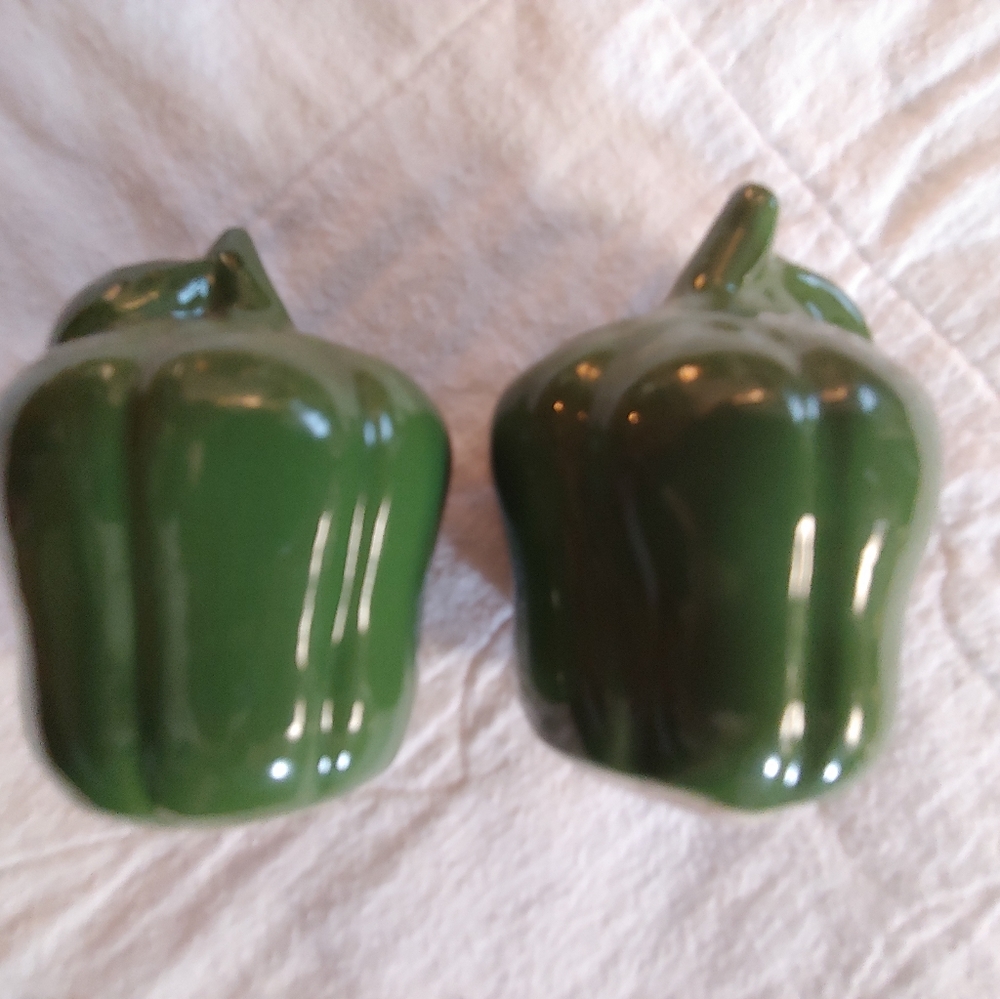 Vintage Green Bell Pepper Ceramic Salt And Pepper Shaker Set